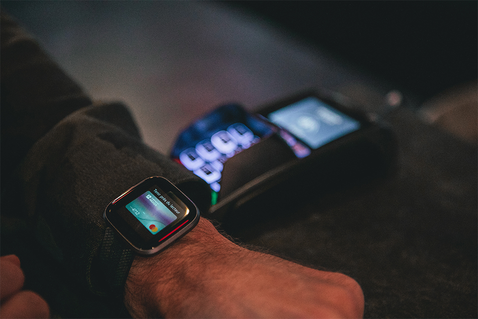 Test de la Fitbit Versa 2, la montre connectée tellement agréable au  quotidien qu'on en oublie ses défauts