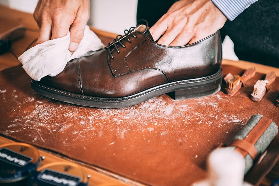 Comment cirer des chaussures en cuir 