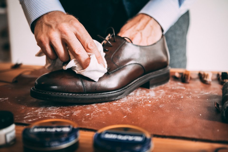 Entretien chaussures en cuir : 10 erreurs à éviter pour les garder