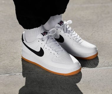 Nike air force 1 homme noir semelle marron best sale